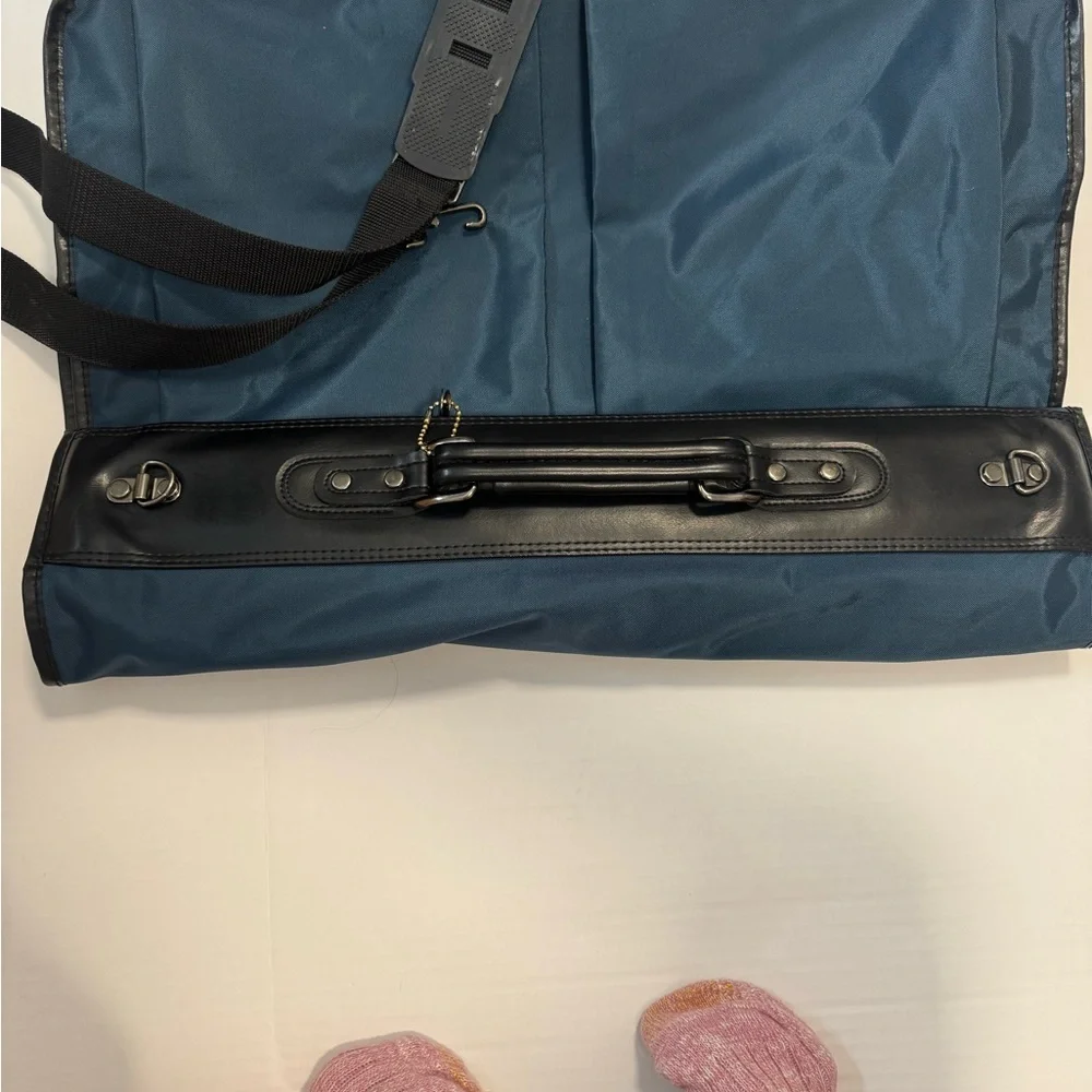 American Tourister Navy Travel Garment Bag. Keys included.